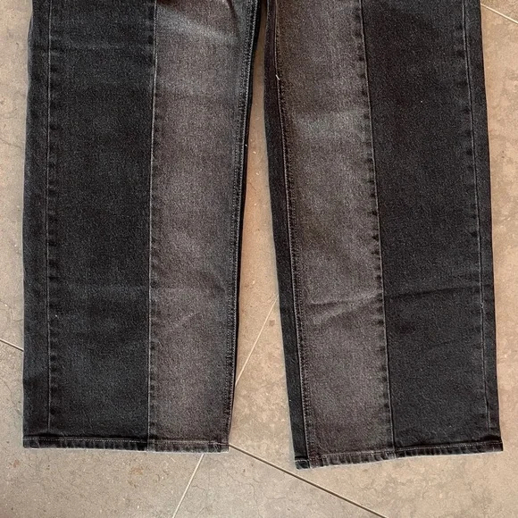 Old Navy Extra High-Rise Sky-Hi Wide Leg two-toned Jean w/secret smooth pockets. - Picture 4 of 6